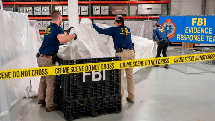 Agentes especiales en el laboratorio del FBI en Quantico, Virginia, procesan material recuperado del globo chino. Foto: FBI/AP.
