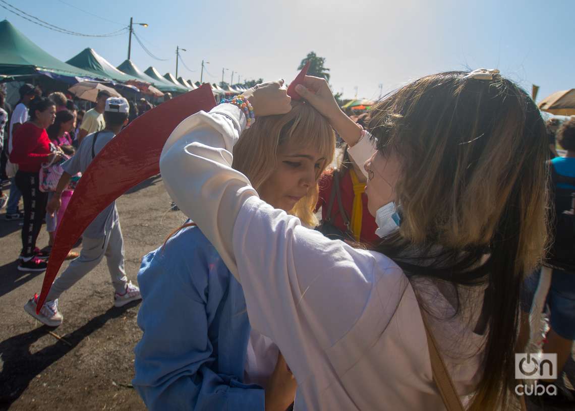 Young Cuban cosplayers at the La Cabaña fortress, during the 2023 Havana International Book Fair. Photo: Otmaro Rodríguez.