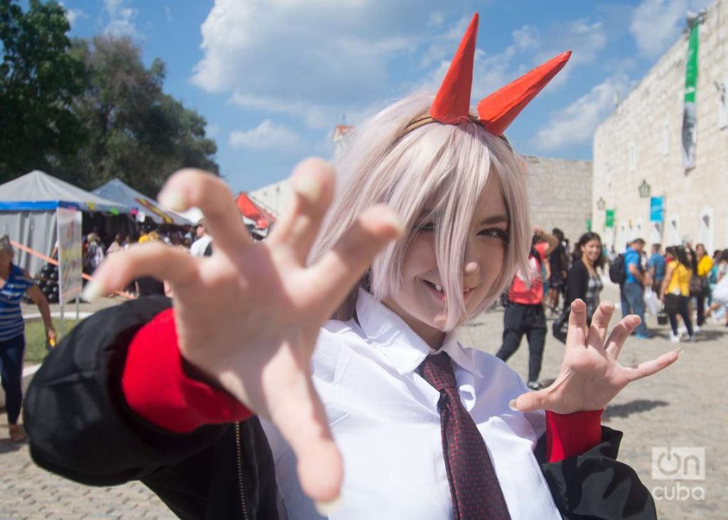 Una joven cosplayer cubana en la fortaleza de La Cabaña, durante la Feria Internacional del Libro de La Habana 2023. Foto: Otmaro Rodríguez.