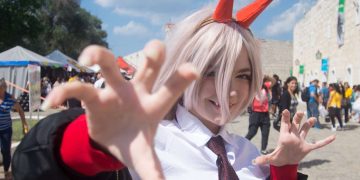 Una joven cosplayer cubana en la fortaleza de La Cabaña, durante la Feria Internacional del Libro de La Habana 2023. Foto: Otmaro Rodríguez.