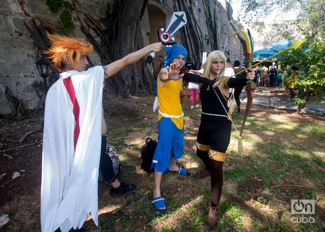 Jóvenes cosplayers cubanos en la fortaleza de La Cabaña, durante la Feria Internacional del Libro de La Habana 2023. Foto: Otmaro Rodríguez.