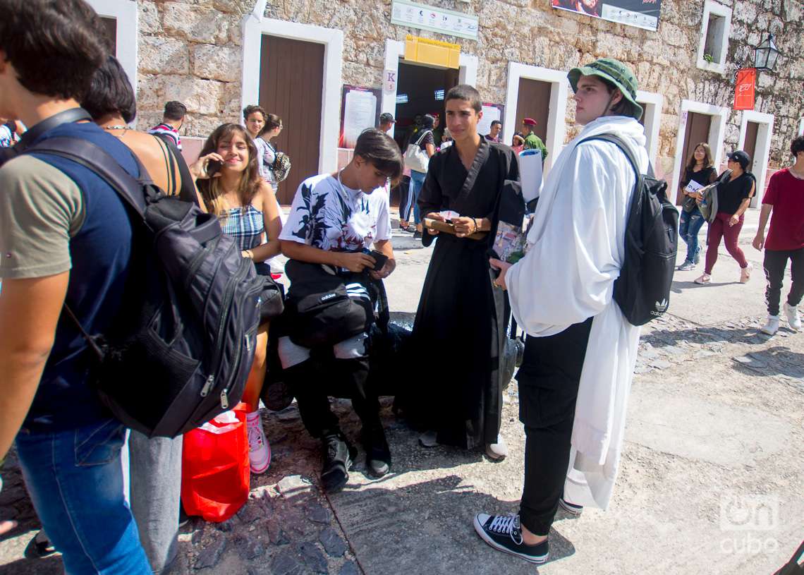 Jóvenes cosplayers cubanos en la fortaleza de La Cabaña, durante la Feria Internacional del Libro de La Habana 2023. Foto: Otmaro Rodríguez.