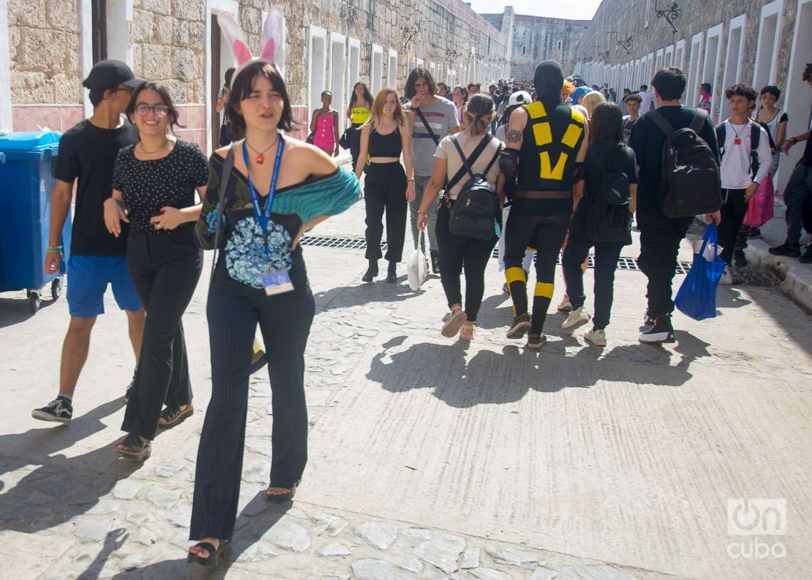 Young Cuban cosplayers at the La Cabaña fortress, during the 2023 Havana International Book Fair. Photo: Otmaro Rodríguez.