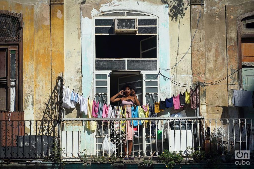 Mujer en tendedera en La Habana. Foto: Alejandro Ernesto.