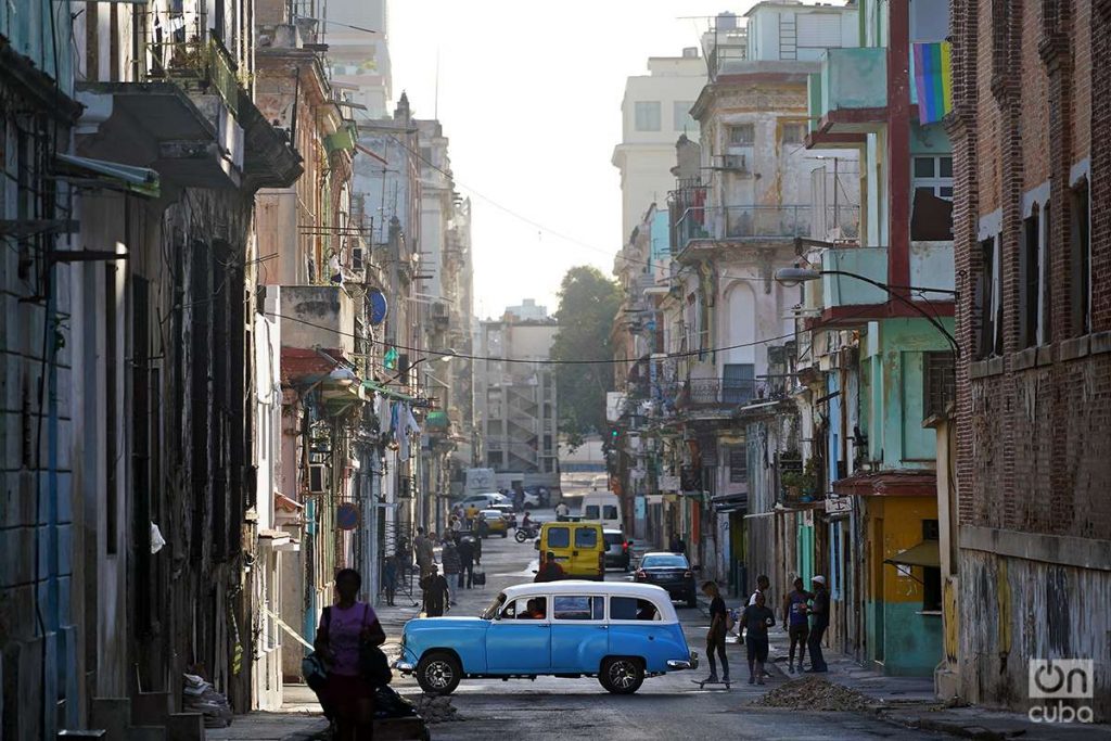 Caminando por La Habana. Foto: Alejandro Ernesto.