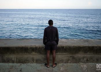 Hombre mira al mar en el muro del malecón de La Habana. Foto: Alejandro Ernesto.