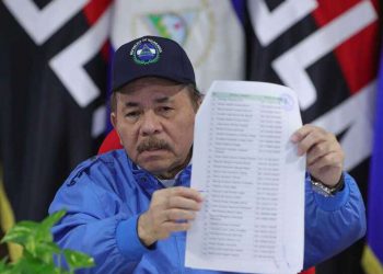 En una imagen de archivo, Ortega muestra la lista de nombres de los 222 presos políticos. Foto: Cesar Pérez/Presidencia de Nicaragua/EFE.