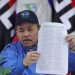 En una imagen de archivo, Ortega muestra la lista de nombres de los 222 presos políticos. Foto: Cesar Pérez/Presidencia de Nicaragua/EFE.