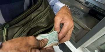 Un anciano extrae dinero en efectivo de un cajero automático en Cuba. Foto: Otmaro Rodríguez / Archivo.