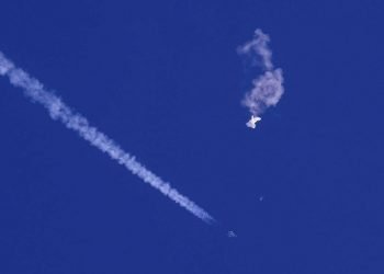 El globo chino es derribado por un avión de la Fuerza Aérea de EEUU. Foto: Bloomberg.