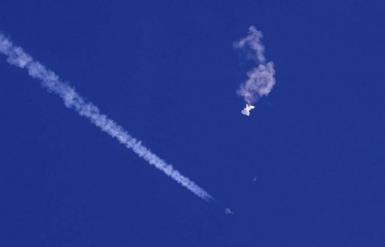 El globo chino es derribado por un avión de la Fuerza Aérea de EEUU. Foto: Bloomberg.