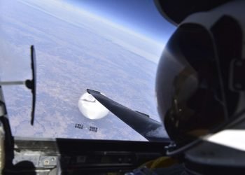 Un piloto de la Fuerza Aérea de EE. UU. mientras mira el presunto globo de vigilancia chino el 3 de febrero. La instantánea fue tomada un día antes de que el globo fuera derribado frente a las aguas de Carolina del Sur, tras pasar días sobrevolando el territorio continental de EE. UU. Foto: EFE/ Departamento Defensa EEUU.