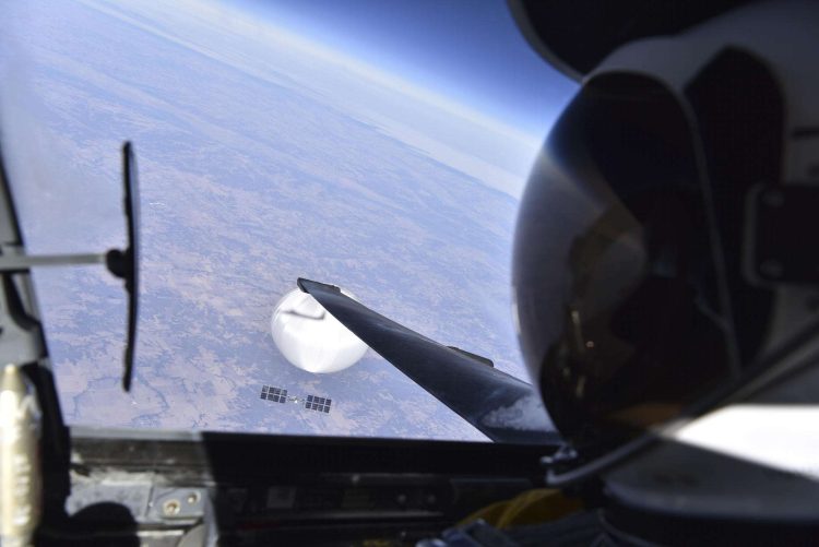 Un piloto de la Fuerza Aérea de EE. UU. mientras mira el presunto globo de vigilancia chino el 3 de febrero. La instantánea fue tomada un día antes de que el globo fuera derribado frente a las aguas de Carolina del Sur, tras pasar días sobrevolando el territorio continental de EE. UU. Foto: EFE/ Departamento Defensa EEUU.