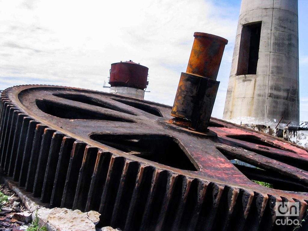 Una de las gigantes ruedas dentadas con la que se molía la caña en el central Luis Enrique Carracedo, de Pilón, en la provincia de Granma, uno de los colosos desmantelados durante la reestructuración de la industria azucarera en la década del 2000. 
