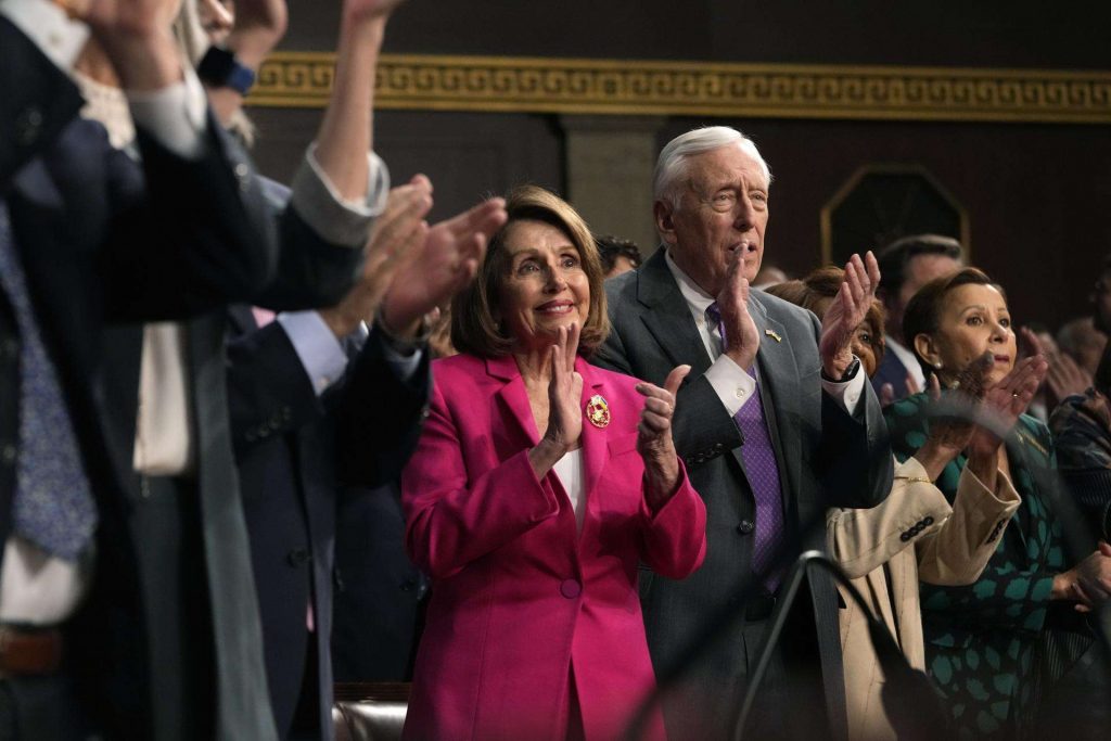 Los congresistas Nancy Pelosi (C), D-Calif., y Steny Hoyer (C-D), D-Md., aplauden a Biden en el Estado de la Unión. Foto: EFE/EPA/Jacquelyn Martin. 