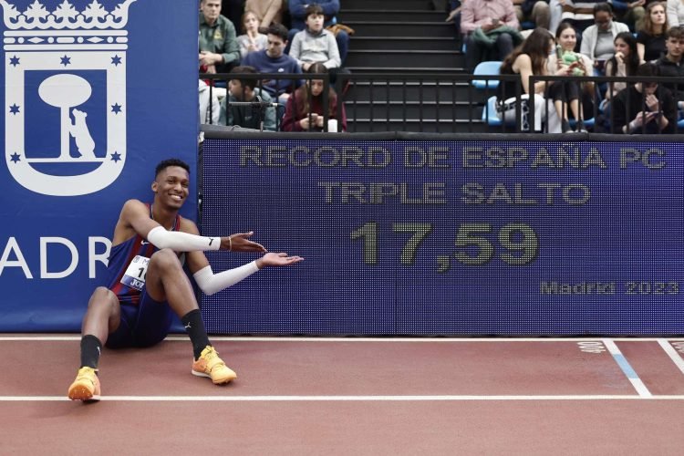 El saltador de origen cubano Jordan Díaz posa tras proclamarse campeón de España de triple salto con un salto de 17.59 metros. Foto: Sergio Pérez/EFE.