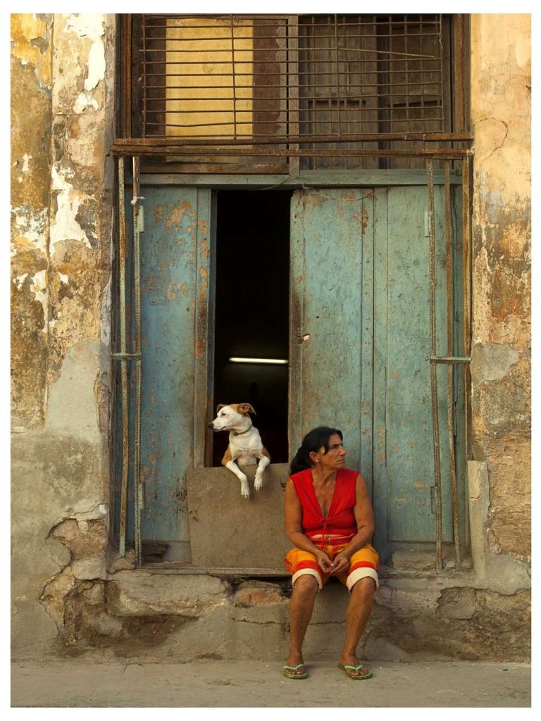 Mujer con perro, 2011. Fotografía digital, La Habana. 