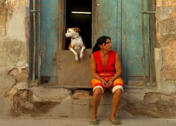 Mujer con perro, 2011. Fotografía digital, La Habana.