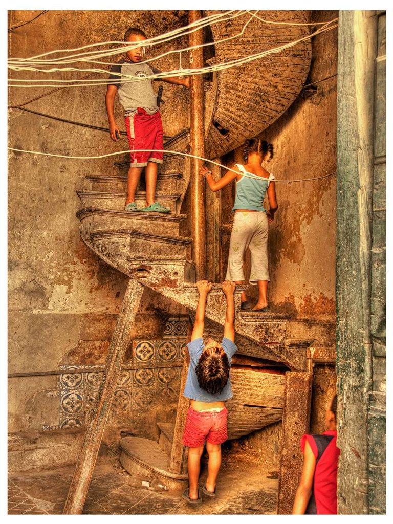 Niños en la escalera, 2010. Fotografía digital, La Habana. 