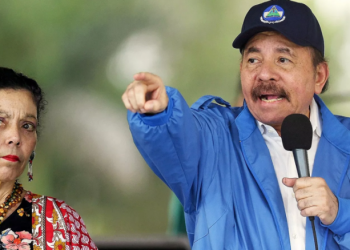 El presidente Daniel Ortega (77) y su esposa, la vicepresidenta Rosario Murillo (71), durante un acto en Managua. Foto: EFE.