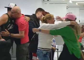 Un grupo de cubanos es recibido en el aeropuerto de Miami tras arribar con el parole humanitario. Imagen: Captura de pantalla / Archivo.