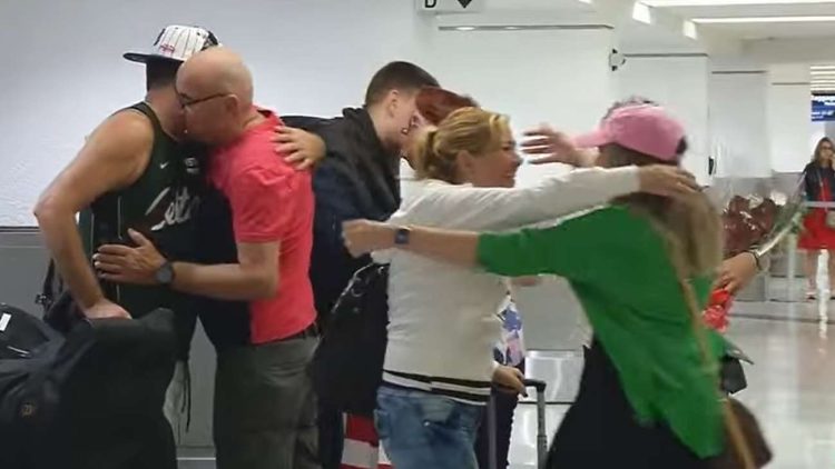 Un grupo de cubanos es recibido en el aeropuerto de Miami tras arribar con el parole humanitario. Imagen: Captura de pantalla / Archivo.