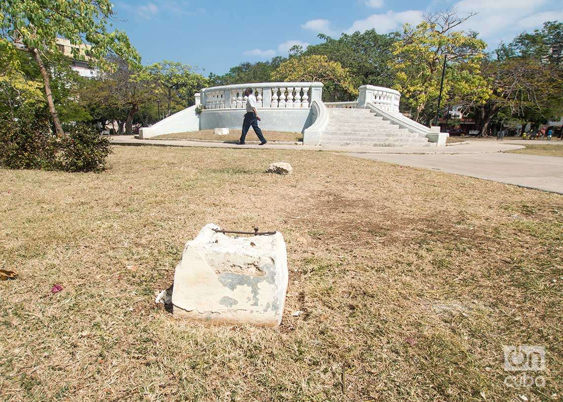 Base de una farola de alumbrado que ya no existe en el parque John Lennon. Foto: Otmaro Rodríguez.