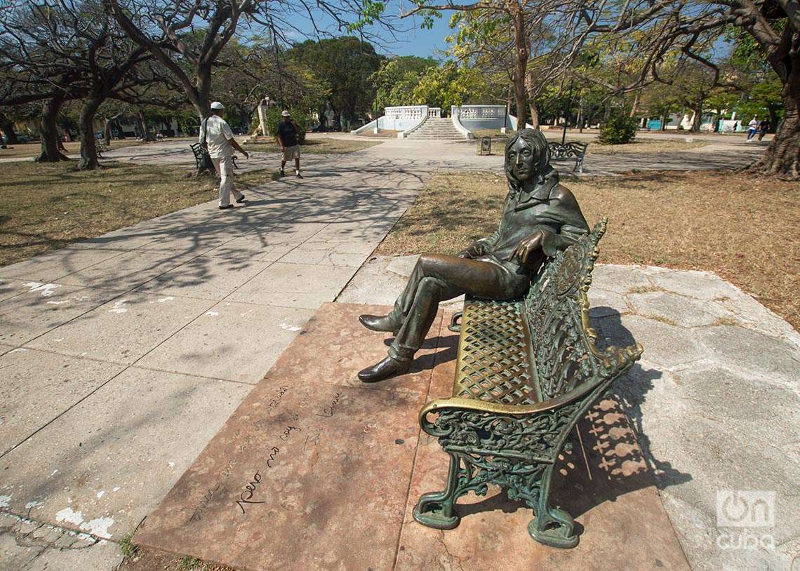 Escultura en bronce de John Lennon, situada en el parque habanero de igual nombre, obra del escultor José Villa Soberón. Foto: Otmaro Rodríguez.