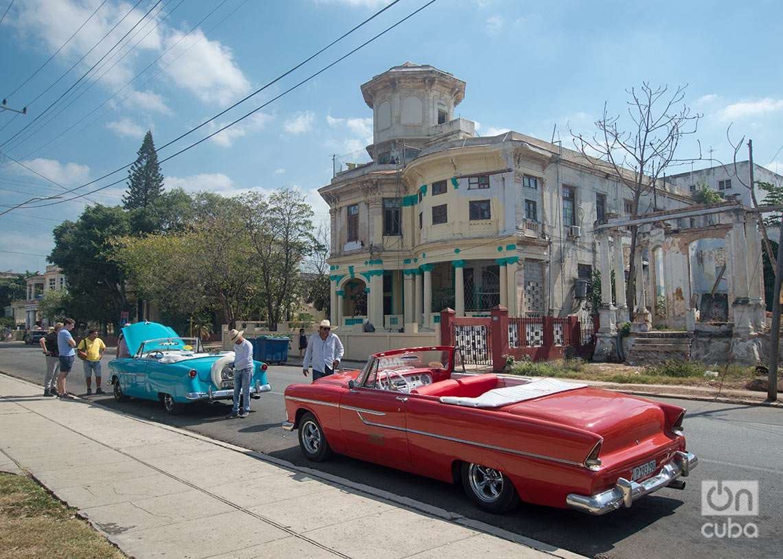 Autos clásicos en el parque John Lennon, en La Habana. Frente, la antigua casa de Carlota Ponce de León. Foto: Otmaro Rodríguez.