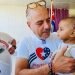 El profesor Carlos Lazo sostiene a uno de los niños ingresados.