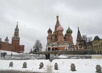 Catedral de San Basilio junto a la Torre Spásskaya del Kremlin en Moscú, Rusia. Foto: Ignacio Ortega/EFE.