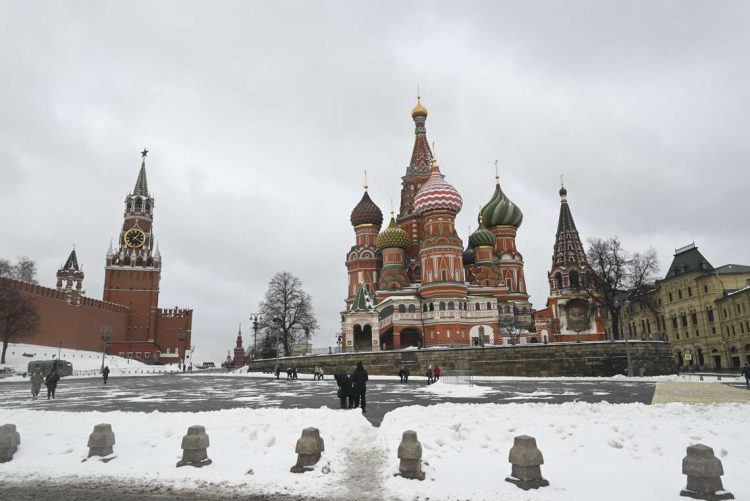 Catedral de San Basilio junto a la Torre Spásskaya del Kremlin en Moscú, Rusia. Foto: Ignacio Ortega/EFE.