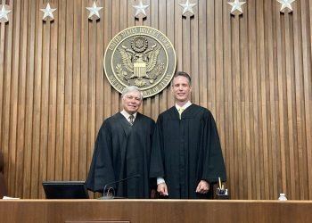 El juez Drew Tipton (derecha), designado por el gobernador de Texas para lidiar contra el nuevo programa de parole. Foto: Distrito Sur de Texas.