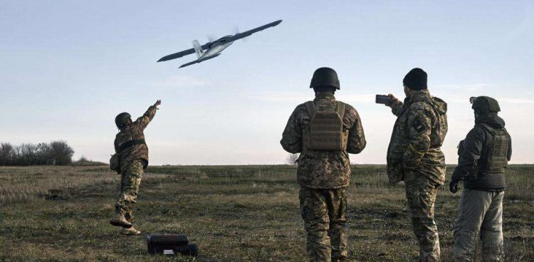 Soldados ucranianos lanzando un dron contra posiciones rusas. Foto: Libkos.