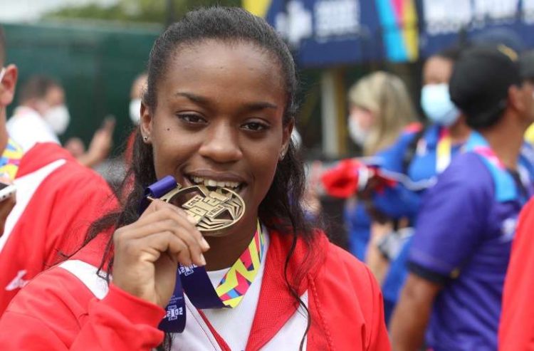 Anisley García, durante la ceremonia de premiación de los I Juegos Panamericanos Júnior, realizada en Cali, Colombia. Foto: Roberto Morejón/JIT/Archivo