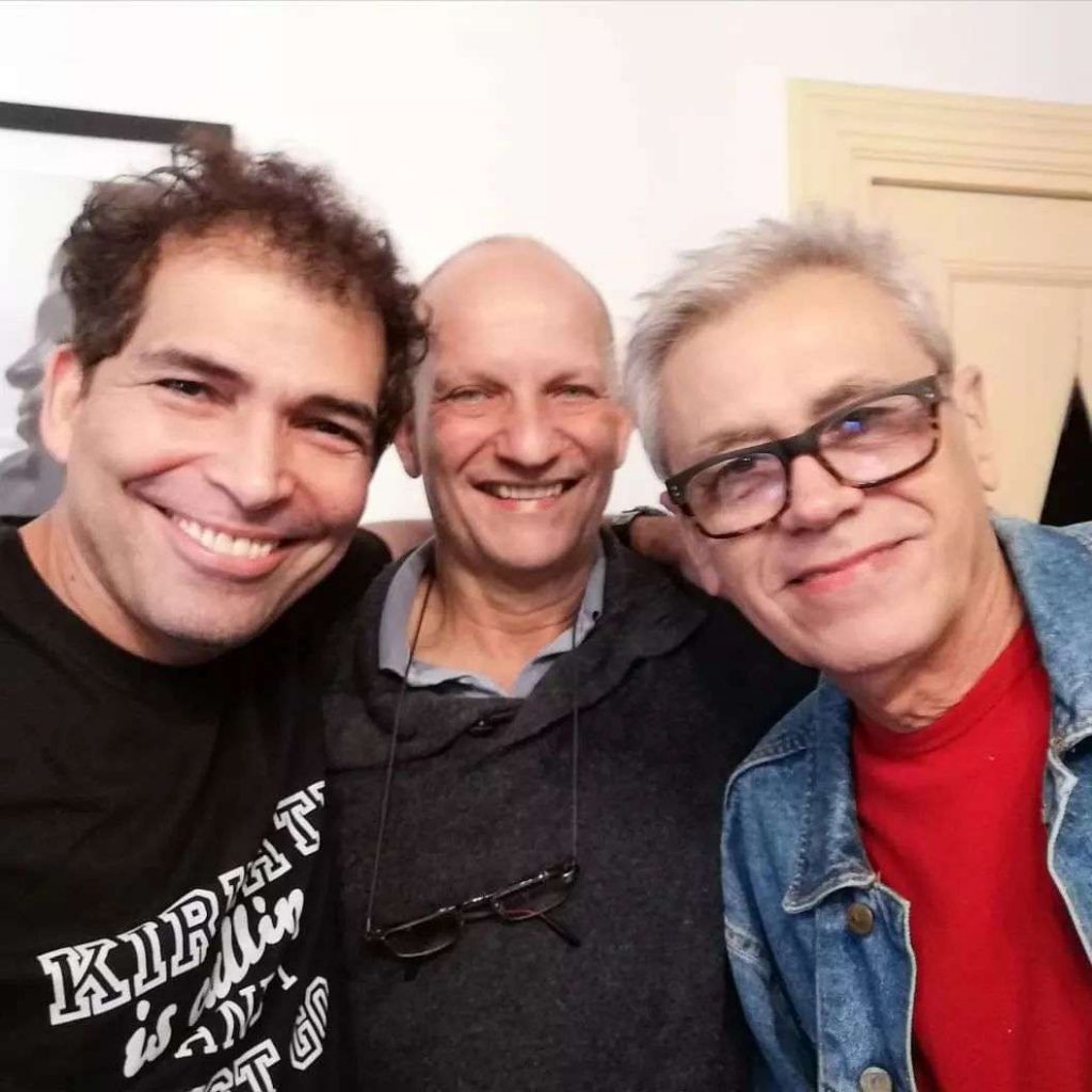 Arturo Arango junto a Vladimir Cruz y Senel Paz.