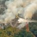 Un avión biplaza  M-18 BS "Dromedario" (C), combate del incendio forestal de grandes proporciones, que afecta a la meseta de Pinares de Mayarí. Foto: Juan Pablo CARRERAS VIDAL/ ACN.