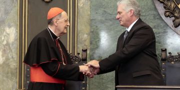 El Presidente cubano Miguel Díaz-Canel (d), saluda al cardenal Beniamino Stella, durante el acto por el aniversario 25 del viaje apostólico de San Juan Pablo II a la isla de las Antillas, en el Aula Magna de la universidad de La Habana, el 8 de febrero de 2023. Foto: Ernesto Mastrascusa / POOL / EFE.