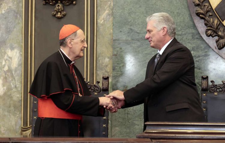 El Presidente cubano Miguel Díaz-Canel (d), saluda al cardenal Beniamino Stella, durante el acto por el aniversario 25 del viaje apostólico de San Juan Pablo II a la isla de las Antillas, en el Aula Magna de la universidad de La Habana, el 8 de febrero de 2023. Foto: Ernesto Mastrascusa / POOL / EFE.