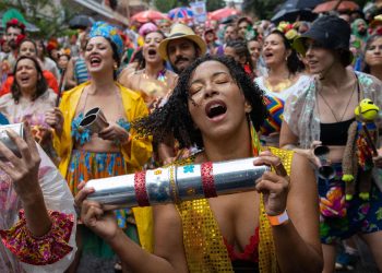 Miembros de la comparsa callejera 'Saia de Chita' celebran durante el domingo de carnaval en de la ciudad de Sao Paulo (Brasil). Foto: Isaac Fontana/EFe.