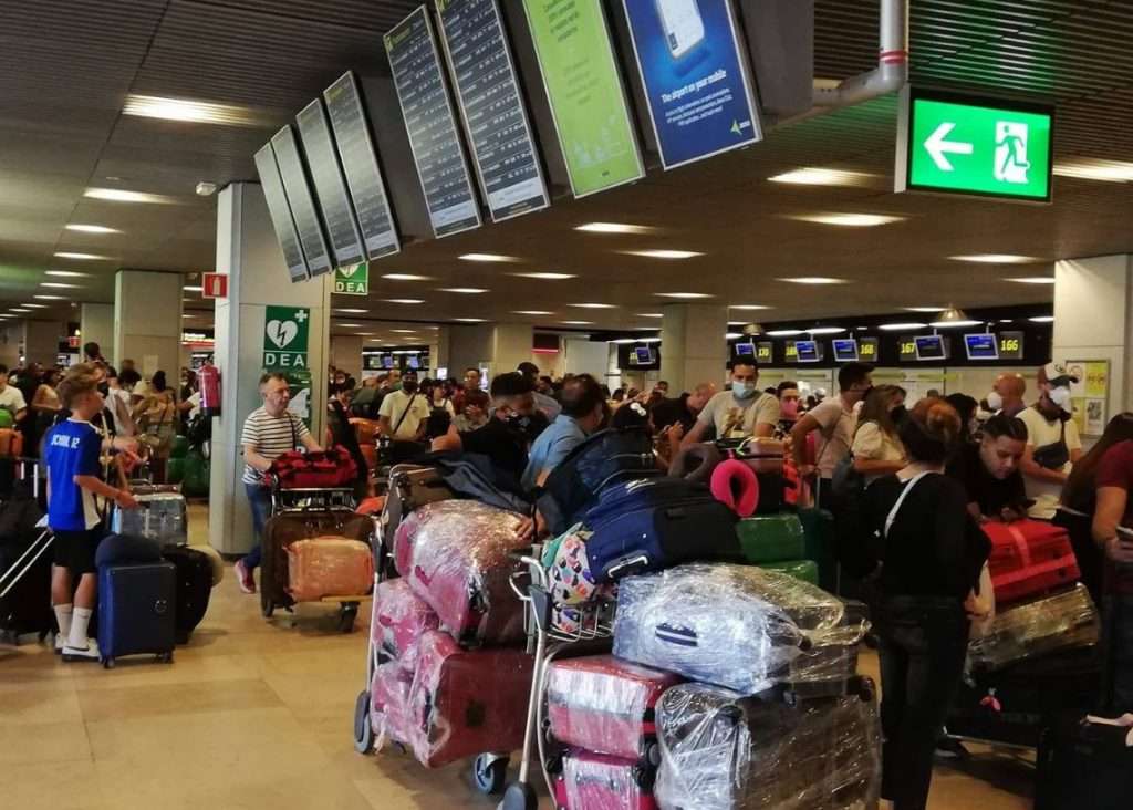 Cubanos en el Aeropuerto de Madrid Barajas con paquetería de ayuda para Cuba.