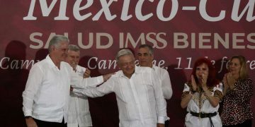 El presidente de México, Andrés Manuel López Obrador (c), y su homologo de Cuba, Miguel Díaz-Canel (i), durante un acto protocolario en el estado mexicano de Campeche, el 11 de febrero de 2023. Foto: Lorenzo Hernández / EFE.