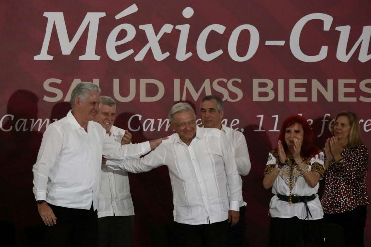 El presidente de México, Andrés Manuel López Obrador (c), y su homologo de Cuba, Miguel Díaz-Canel (i), durante un acto protocolario en el estado mexicano de Campeche, el 11 de febrero de 2023. Foto: Lorenzo Hernández / EFE.