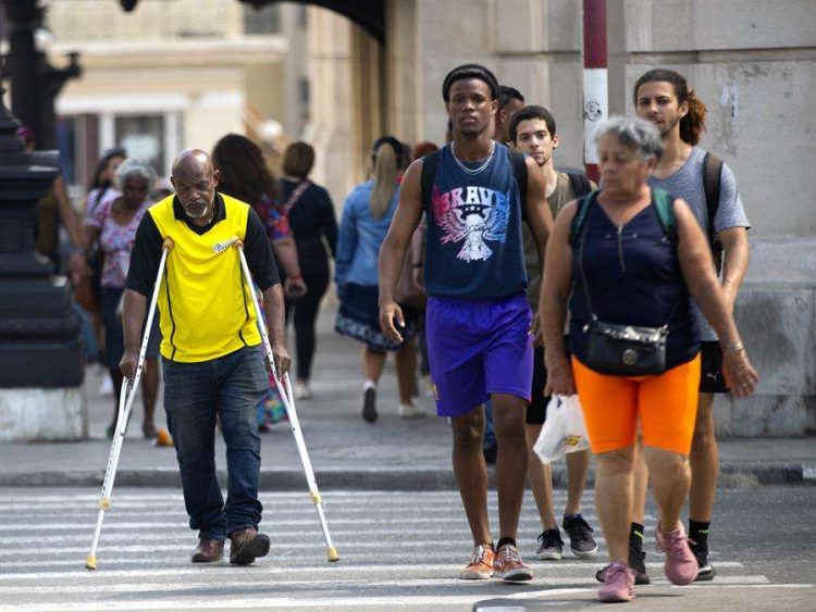 Personas de diferentes edades en una calle de La Habana. Foto: Yander Zamora / EFE.