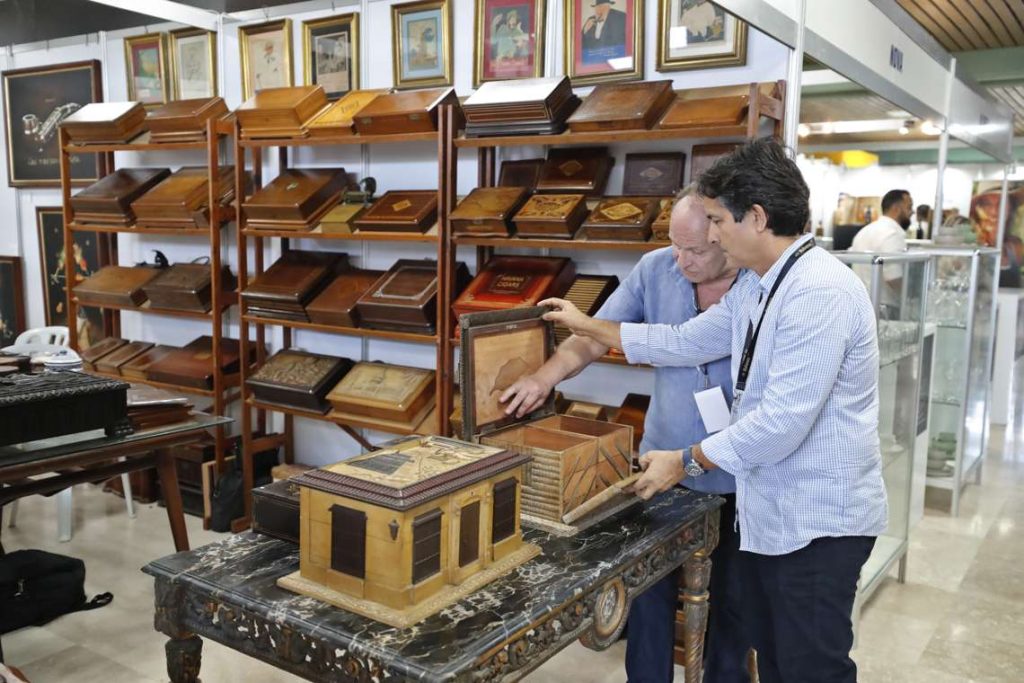 Feria comercial como parte del XXIII Festival del Habano, en el Palacio de las Convenciones de La Habana. Foto: Ernesto Mastrascusa / EFE.