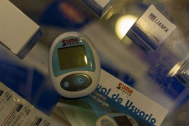 Los biosensores para glucómetros cubanos que se emplean para el cuidado y la vigilancia del paciente diabético han estado en falta en las farmacias de la isla desde hace más de dos años. Foto: Tomada de Radio Rebelde.