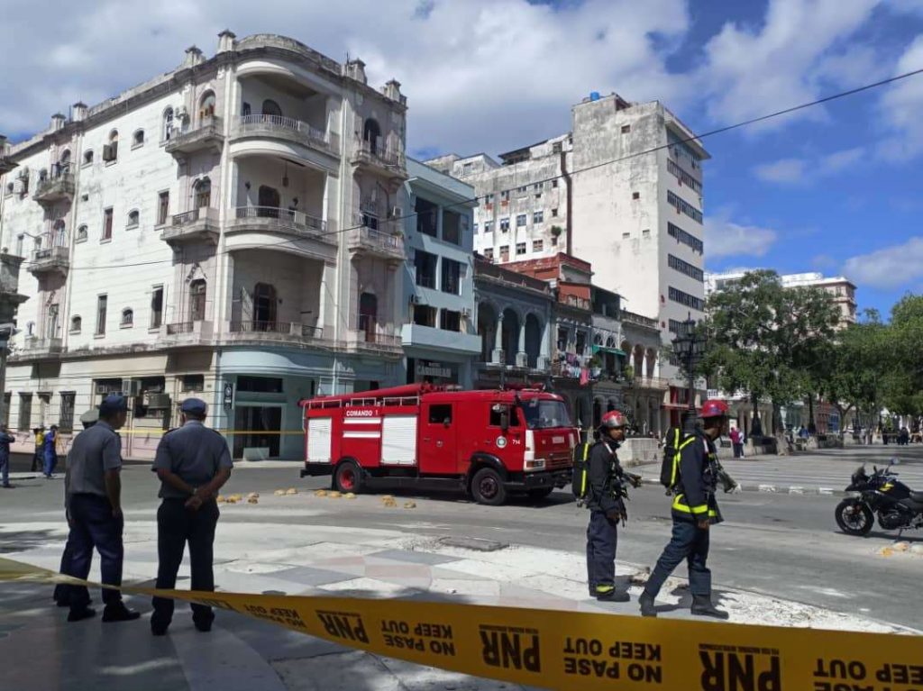 Bomberos y fuerzas policiales en los alrededores del hotel Caribbean, en La Habana, donde ocurrió una explosión en la mañana de este lunes 13 de febrero de 2023. Foto: Otmaro Rodríguez.