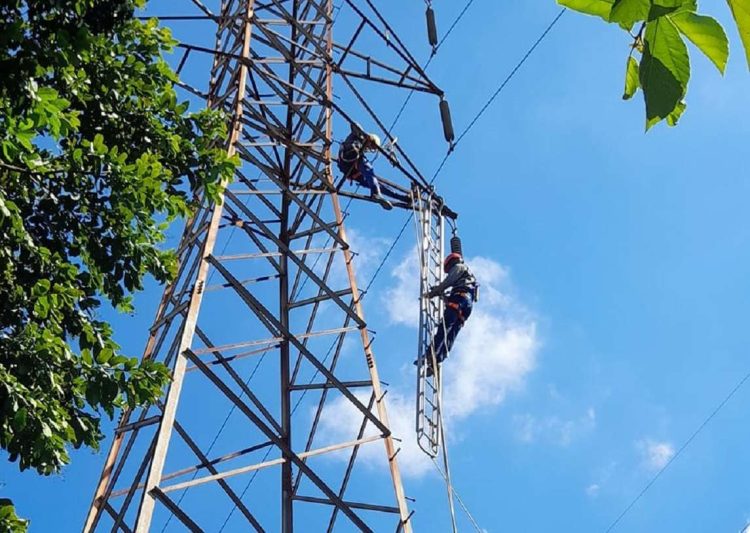 Imagen de archivo de trabajadores de la Unión Eléctrica de Cuba en líneas de alta tensión. Foto: Unión Eléctrica / Facebook / Archivo.