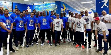 Miembros del equipo Cuba al Clásico Mundial de Béisbol, junto al artista Michel Mirabal (4-i), usando puloveres con una obra del creador visual. Foto: Perfil de Facbook de Michel Mirabal.