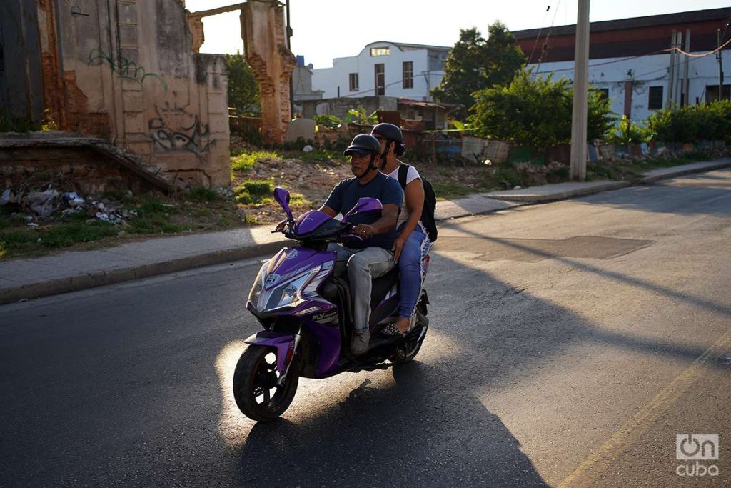 Pareja en moto eléctica en La Habana, Cuba, 2023. Foto: Alejandro Ernesto.
